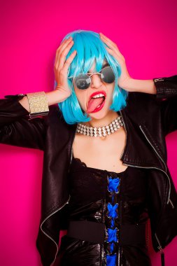 Pop kız canlı portre yapmak yüz buruşturma