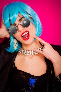 Pop kız canlı portre boynuzları yapma