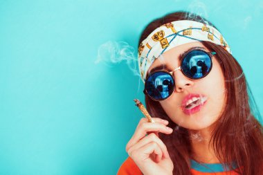 Sigara ve güneş gözlüğü takıyor hippi kız portre