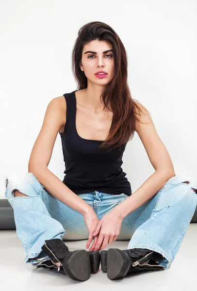 Linda menina retrato sentado e olhando para a câmera — Fotografia de Stock