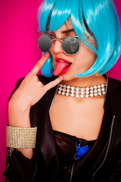 Pop girl retrato haciendo los cuernos con la lengua sobresaliente —  Fotos de Stock