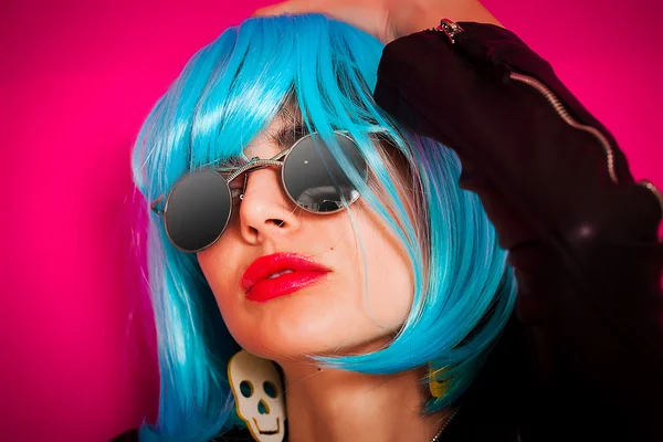 Mavi peruk takan kız canlı portre pop