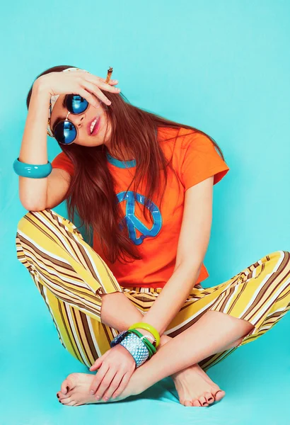 Hermosa chica hippie retrato sentado y fumar hierba —  Fotos de Stock