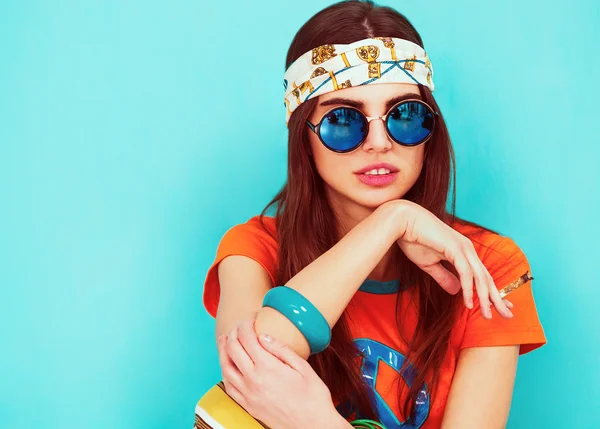 Schöne Hippie-Mädchen Porträt rauchend und Sonnenbrille tragend — Stockfoto