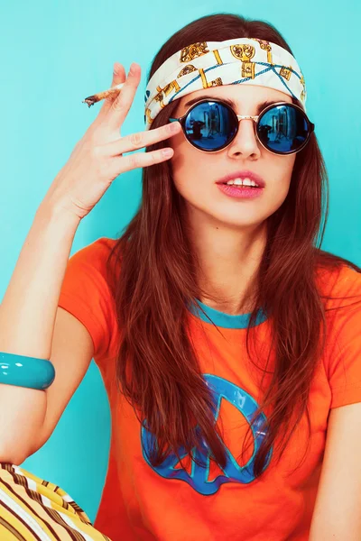 Hippy girl portrait smoking and wearing sunglasses — Stock Photo, Image