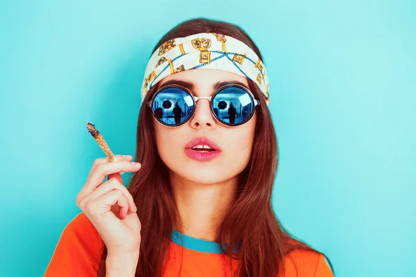 Hippy chica fumar hierba y usar gafas de sol — Foto de Stock