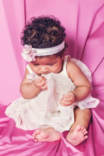 Adorável bebê princesa retrato vestindo vestido floral branco — Fotografia de Stock