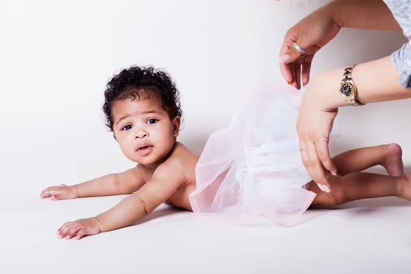 Bonito bebê menina retrato e mamãe mãos — Fotografia de Stock