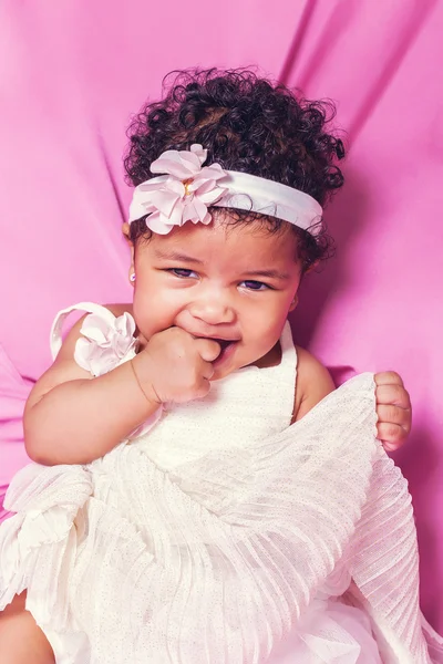 Precioso retrato de princesa bebé sonriendo y usando vestido floral — Foto de Stock