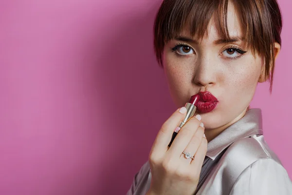 Menina retrato de beleza colocando batom vermelho em — Fotografia de Stock