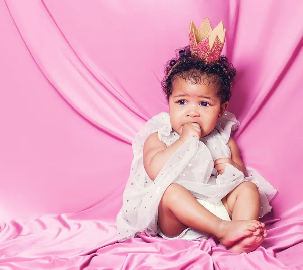 Szép baba hercegnő portré kis koronát visel — Stock Fotó