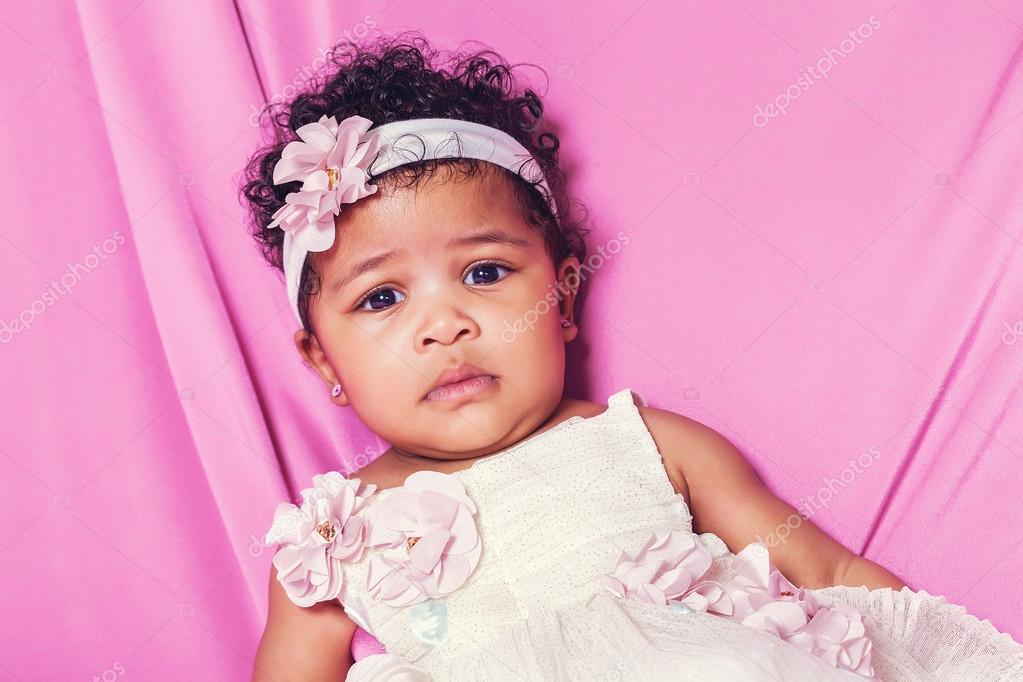 Beau Et Serieux Portrait De Bebe Fille Portant Une Robe Florale Image Libre De Droit Par Patronestaff C