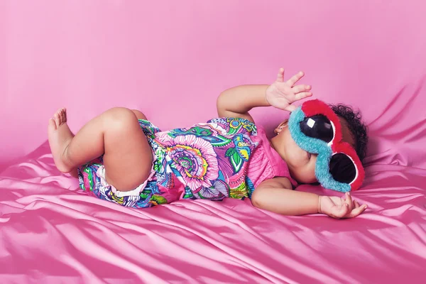 Bebê menina retrato vestindo óculos de sol estranhos — Fotografia de Stock