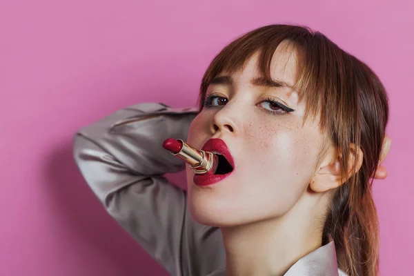 Portrait de beauté avec rouge à lèvres — Photo