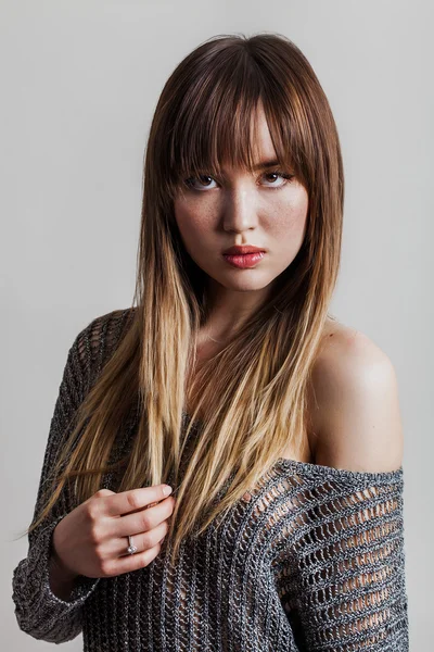 Schönes Mädchenporträt mit Sommersprossen und langen glatten Haaren — Stockfoto