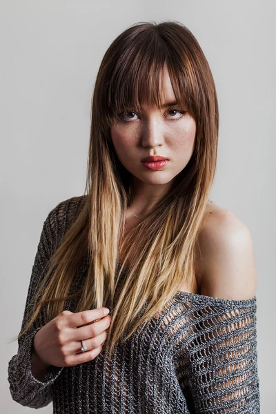 Magnifique portrait de fille avec des taches de rousseur et de longs cheveux raides — Photo