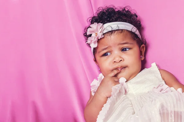 Beau Et Serieux Portrait De Bebe Fille Portant Une Robe Florale Image Libre De Droit Par Patronestaff C