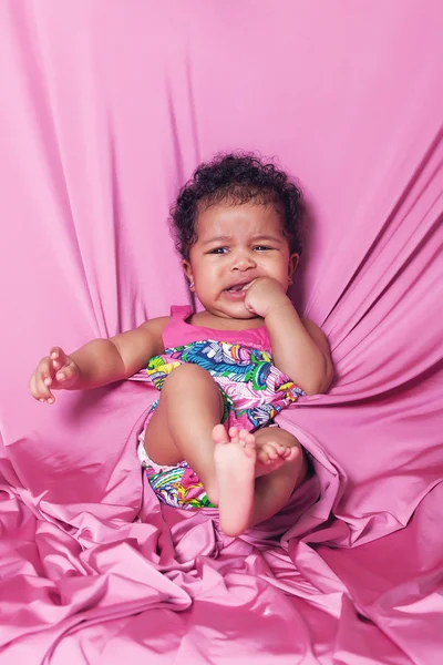 Bebê menina retrato chorando — Fotografia de Stock