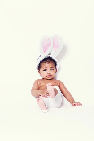 Szép baba lány portréja ül, és nyuszi füle visel — Stock Fotó