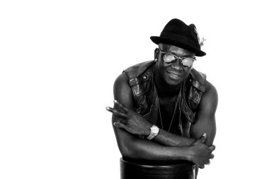 Afrika yakışıklı portre V işareti siyah beyaz yapma