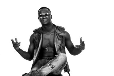 Afrika yakışıklı oturma portre ve el siyah ve wh