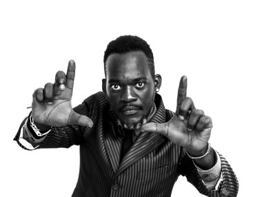 Yakışıklı Afrika işadamı çerçeveleme jest siyah ve beyaz