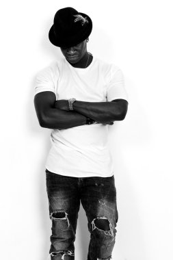 Afrika yakışıklı dikey, çapraz silah siyah ve beyaz