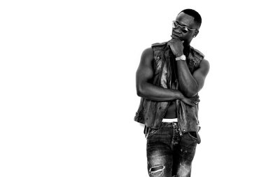 Yakışıklı ve kendine güvenen Afrika adam portre düşünme somet hakkında