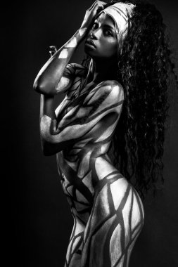 Beden ile şehvetli Afrikalı model beyaz çokgenler mono ile boyalı