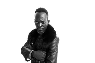 Ciddi iş adamı portre fotoğraf makinesi vasıl çapraz silahlarla seyir