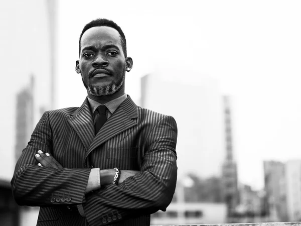Biznesmen afrykański portret w mieście z skrzyżowanymi rękami monoc — Zdjęcie stockowe