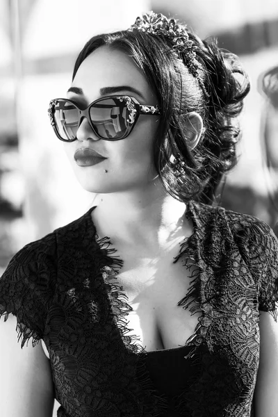 Mulher bonita e elegante retrato vestindo óculos de sol preto e — Fotografia de Stock