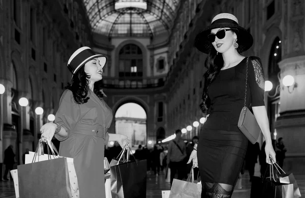 Mulheres bonitas retrato fazendo compras na cidade monocromático — Fotografia de Stock