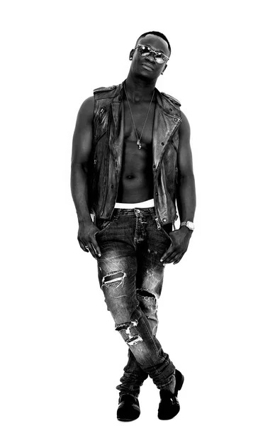 Yakışıklı ve kendine güvenen Afrika adam portre siyah ve WHI poz — Stok fotoğraf