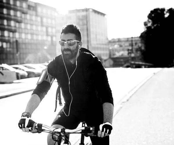 Bello il ritratto del ciclista in città indossando occhiali da sole monochr — Foto Stock