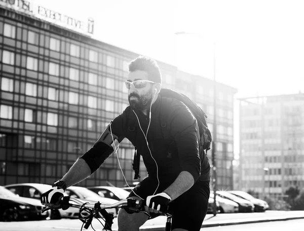 Yakışıklı bisikletçi dikey şehir siyah ve beyaz