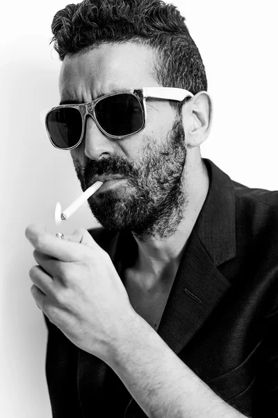 Bonito homem retrato relâmpago cigarro preto e branco — Fotografia de Stock