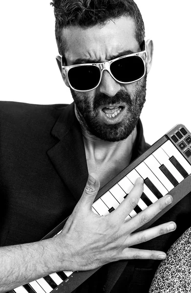Hombre guapo retrato con gafas de sol y jugando pequeño teclado — Foto de Stock