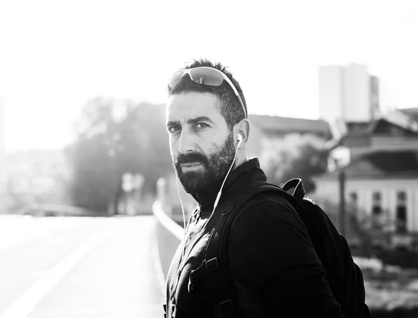 Retrato de deportista guapo en la ciudad con auriculares monoch —  Fotos de Stock