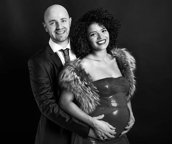 黒と白の赤ちゃんを期待して幸せなカップルの肖像画 — ストック写真