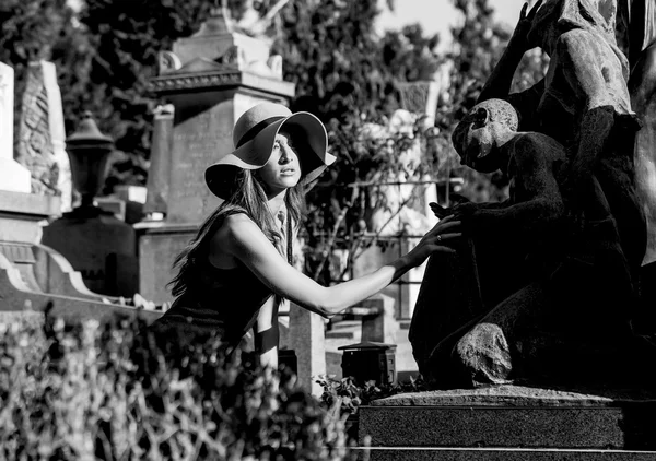 Ritratto donna nel cimitero vicino tomba statue monocromatiche — Foto Stock