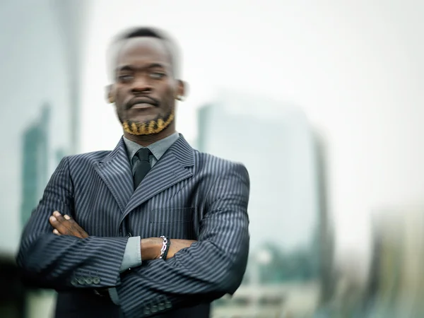 Retrato de empresario africano en la ciudad en movimiento —  Fotos de Stock