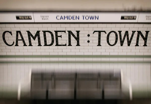 Station van de metro van de stad van Camden in beweging — Stockfoto