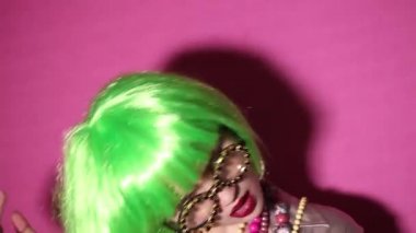 Çılgın kız düşünceli ve çok rahatsız olmak