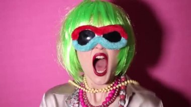 Çok kızgın kız çılgın peruğu ve güneş gözlüğü giyerken küfür