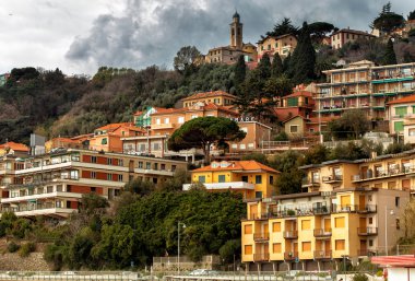 Binalar ve ağaçlar Liguria, İtalya denize yakın