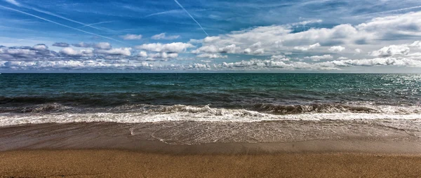 Bella riva del mare e cassetta delle lettere paesaggio — Foto Stock