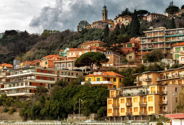 Bangunan dan pohon di dekat laut di Liguria, Italia — Stok Foto