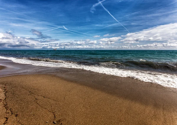 Splendida spiaggia italiana e paesaggio nuvoloso — Foto Stock