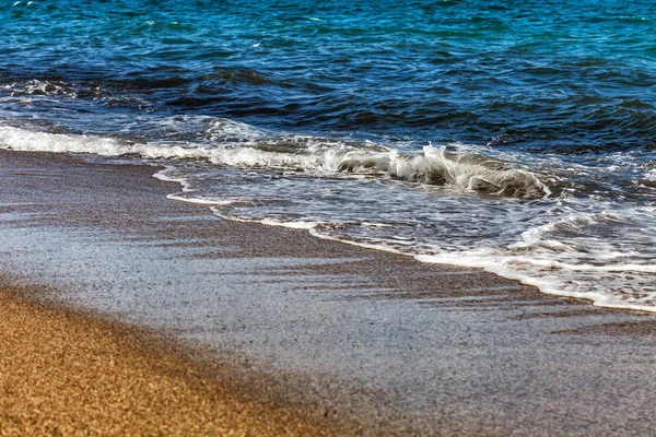 Bellissima spiaggia mediterranea colorata — Foto Stock